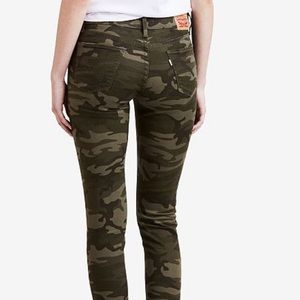 Levi’s 711 Camo Crop